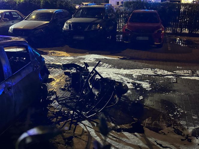 Makabryczny wypadek na Mokotowie. Motocyklista zderzył się z autem i wpadł na parking