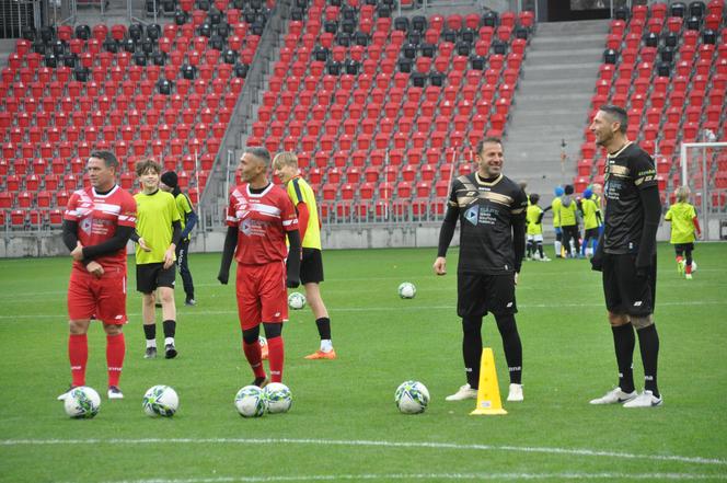 W Tychach grają gwiazdy światowego futbolu. Najpierw był pokazowy trening z młodzieżą