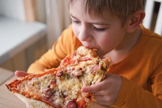 Fast food może osłabić pamięć dziecka. Dlaczego sam sport nie wystarczy, by je chronić?