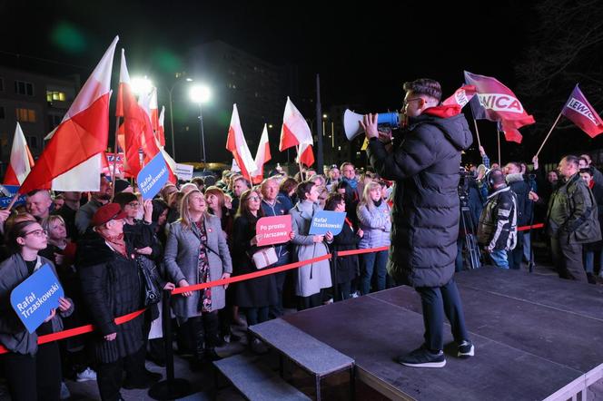 Mieszkańcy Warszawy zebrani pod siedzibą TVP przed debatą przedwyborczą