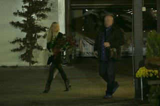 MASA CAŁUJE SIĘ NA KOLACJI.