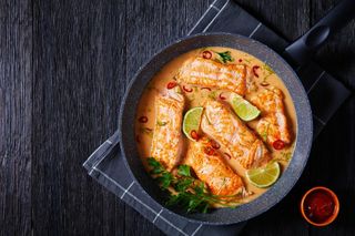 Zaskocz rodzinę łososiem w sosie curry. Idealnie aromatyczne danie w kilka chwil