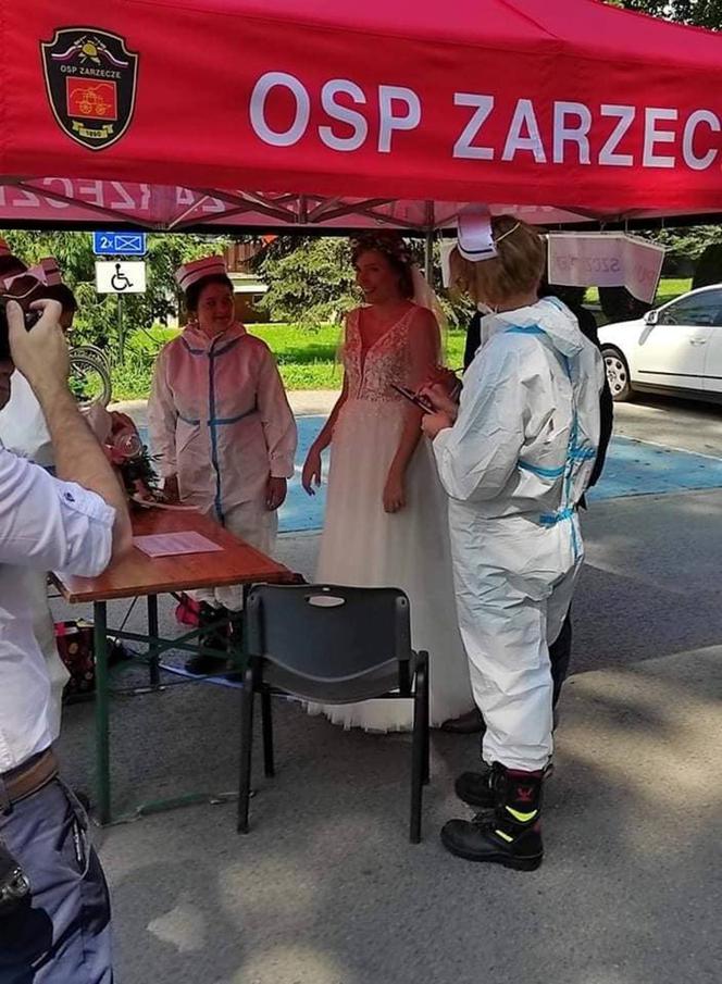 Druhowie z OSP Zarzecze szczepili gości na weselu [ZDJĘCIA]