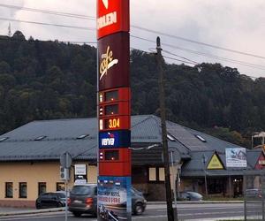 Czesi wykupują paliwo na stacjach przy granicy. Stoją w kolejkach po kilkanaście aut