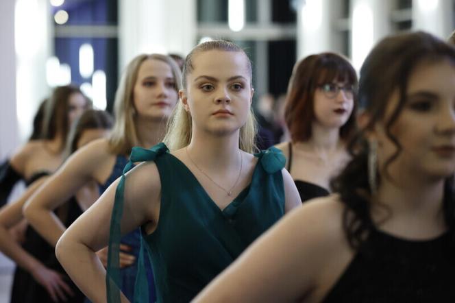 Studniówka na 34. piętrze. Bal maturalny IV LO w Gdańsku [ZDJĘCIA]