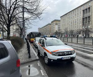 Warszawa. Autobusy miejskie ostrzelane na Marszałkowskiej. Na miejscu policja [ZDJĘCIA]