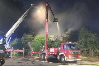 Pożar pustostanu. Kłęby dymu widać z daleka, na miejscu pracują strażacy