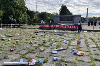 Protest na Cmentarzu Mauzoleum Żołnierzy Radzieckich w Warszawie (9.05.2025)