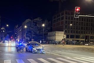 Potężne zderzenie radiowozu z luksusowym mercedesem. Kierujący osobówką: to ja miałem zielone światło!