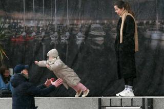 Krzysztof Diablo Włodarczyk wyskoczył nad polskie morze z ukochaną córeczką i partnerką