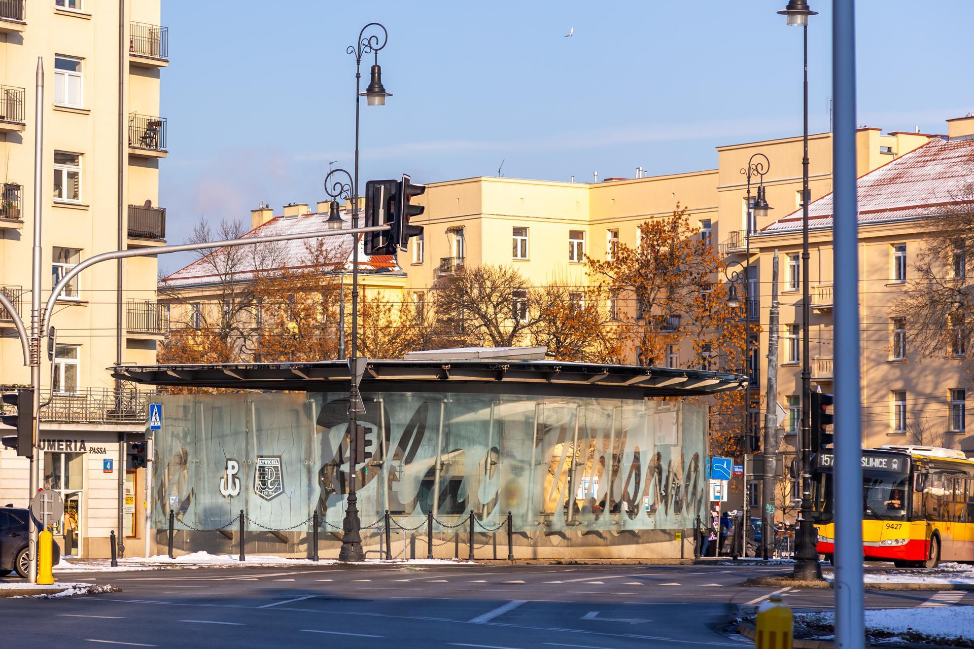 Metro w Warszawie – wejście na stację Plac Wilsona na M1