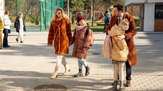 Barwy szczęścia odc. 2667. Malwina (Joanna Gleń), Emilka (Jessica Frankiewicz), ojciec Aliny (Jakub Krawczyk), Alina (Iga Czechowicz)