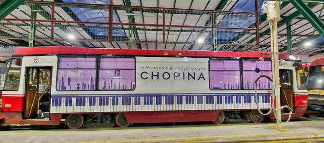 Jedyny taki koncertowy tramwaj w Polsce. W środku pianino i muzycy