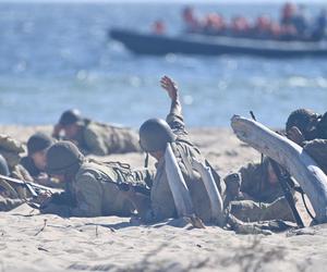 Turyści usłyszeli strzały, a czołgi wjechały na plaże. Zobaczcie zdjęcia z finałowej inscenizacji „Lądowanie na plaży”!