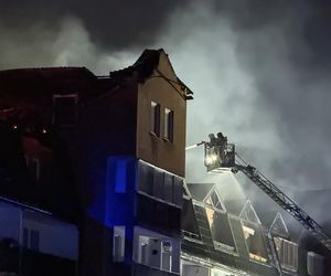 Pożar w Ząbkach. Strażacy przeszukują pogorzelisko