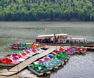 To kultowe jezioro w Małopolsce. Latem przyciąga turystów z całej Polski