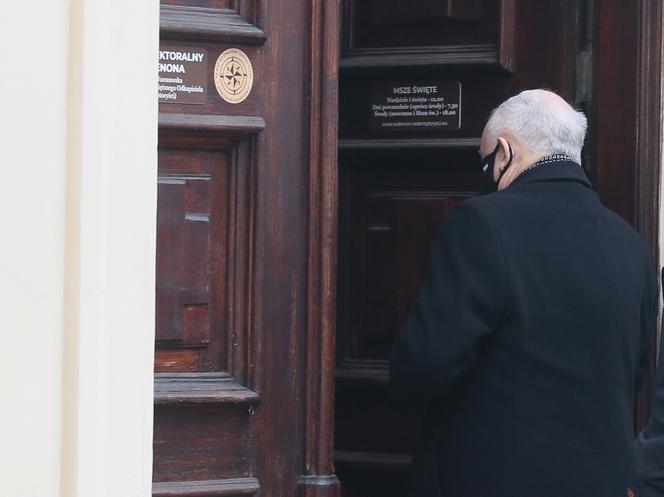 Jarosław Kaczyński jak co niedziela pojechał na mszę do kościoła św. Benona