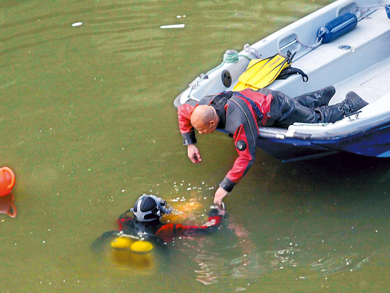 9 godzin wyławiali citroena z kanału