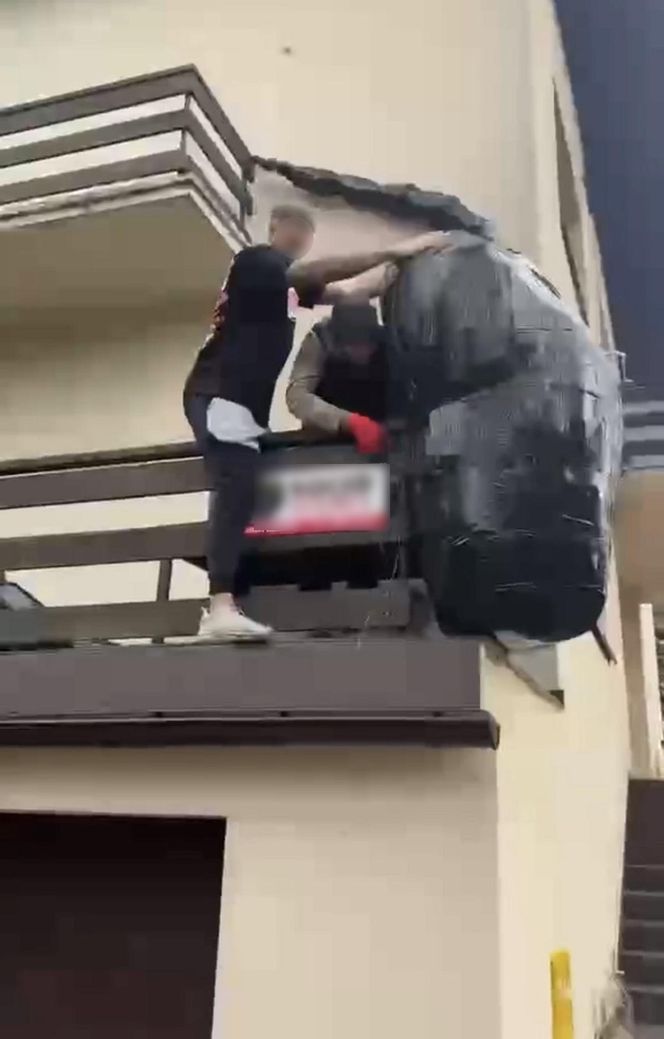 Gigantyczny pająk z plastikowych butelek ozdobił dom w Lublinie