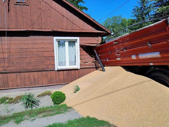 Przyczepa ze zbożem wjechała w dom w Wisznicach. Kierowca nie miał uprawnień