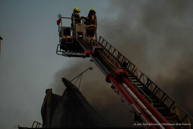 Pożar akumulatorowni na poddaszu zakładu przetwórstwa drobiu w Kawle