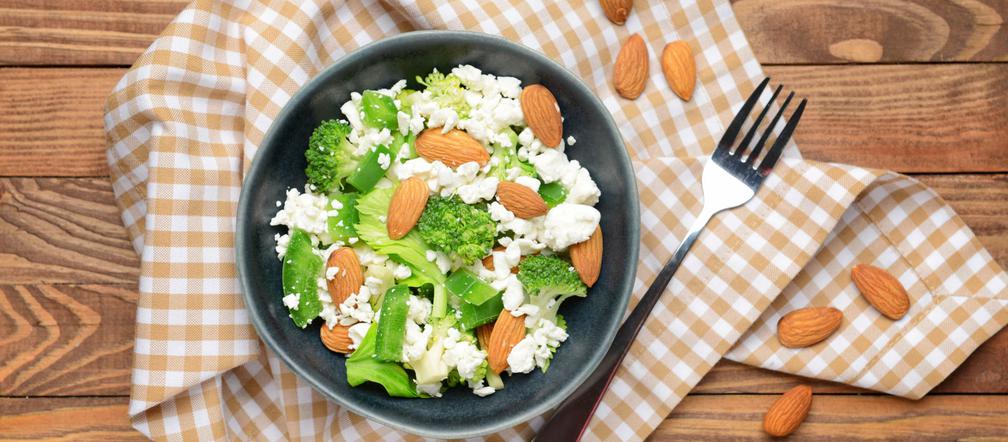 Sałatka z serkiem wiejskim, brokułami i migdałami