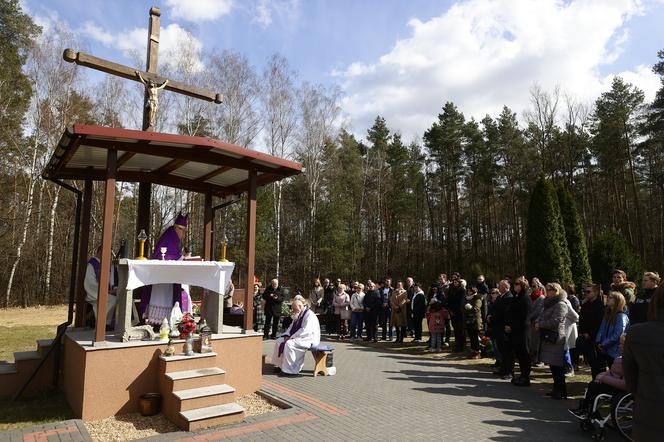 Wizyta na cmentarzu i łzy na mszy świętej. Ewa Krawczyk w pierwszą rocznicę śmierci męża