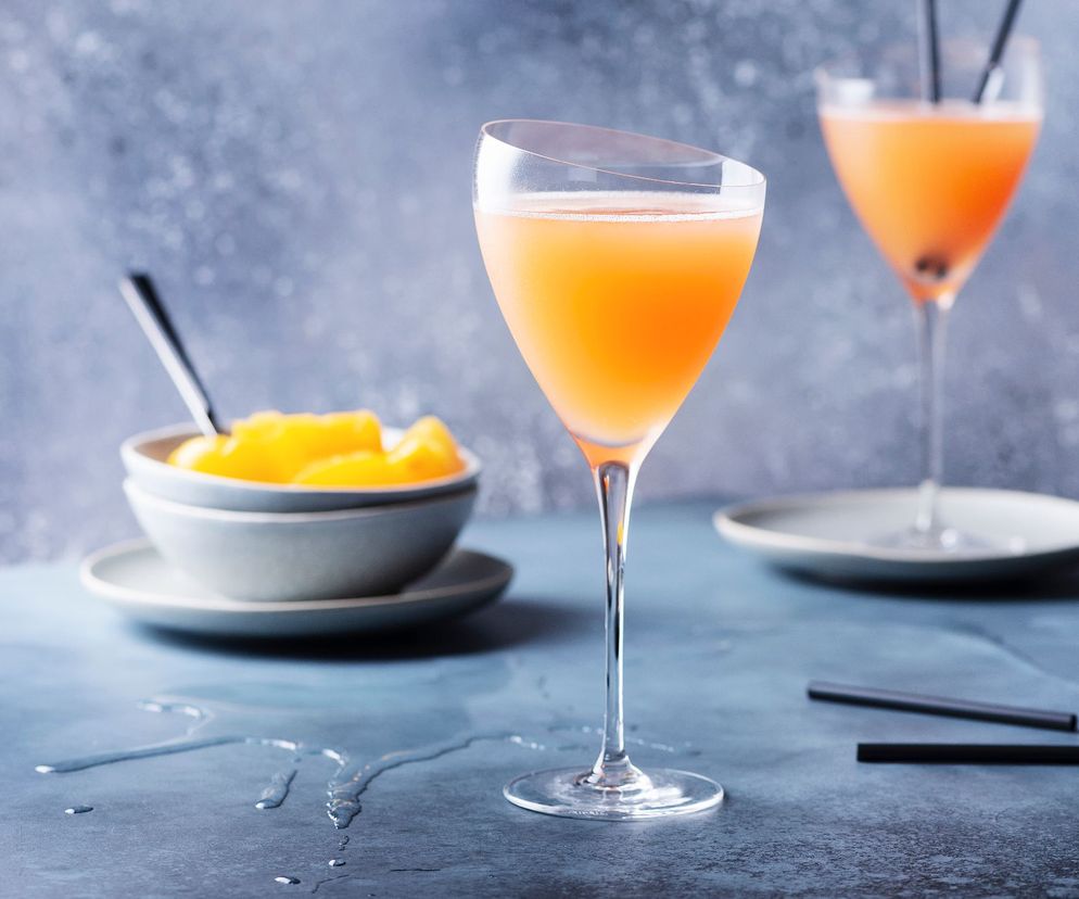 Bellini - przepis na koktajl z prosecco i brzoskwiń