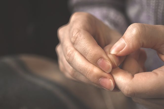 Powstanie zastrzału zwykle ma związek z niewielką raną kłutą w obrębie opuszki palca.