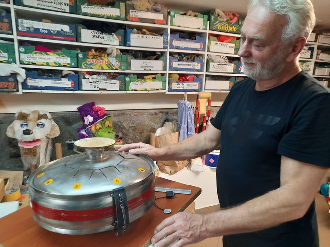 Marek Kopczyńśki z instrumentem, który sam skonstruował, a nazywa go Keg Drum, będacy odpowiednikiem Hang Druma