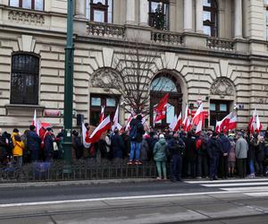 Kraków. Protest w obronie mediów publicznych. Barbara Nowak: „Zawszańcy nas sprzedali”, zgromadzeni: „Wolna Polska!”