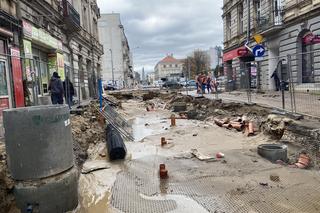 Rzeka na ulicy Legionów w Łodzi. Koparka uszkodziła wodociąg