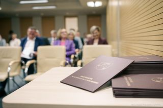 Środki na wsparcie rodziny, pieczy zastępczej i usług społecznych trafiły już do lubelskiego. Marszałek wręczył 18 umów