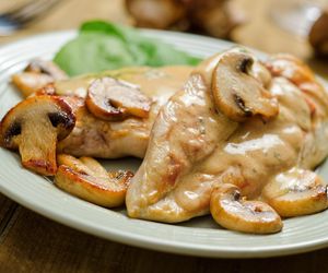 Pierś z kurczaka w sosie grzybowym - pyszne danie, które robi się samo