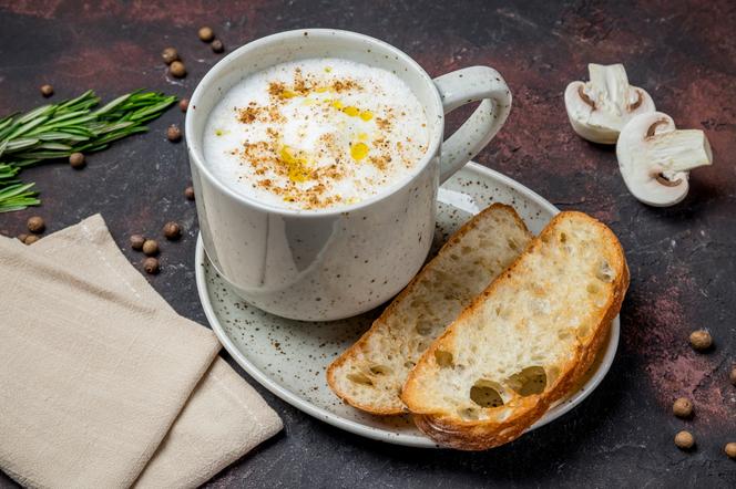 Zupa cappuccino z pieczarek: łatwy przepis na dekadencką pieczarkową