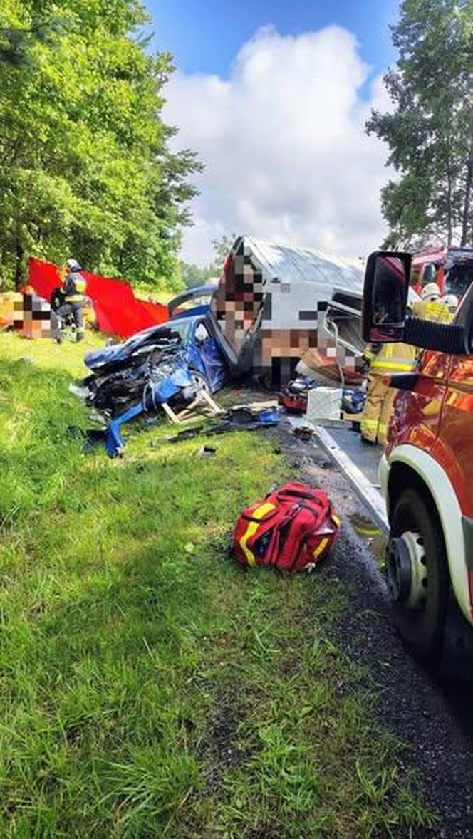 Tragiczny wypadek na DK 25 w Stołcznie. Nie żyje 27-letnia kobieta, pięć osób rannych