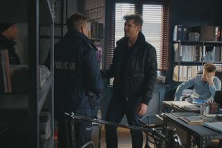 	M jak miłość odc. 1860. Jakub Karski (Krzysztof Kwiatkowski), Marcin (Mikołaj Roznerski), policjanci