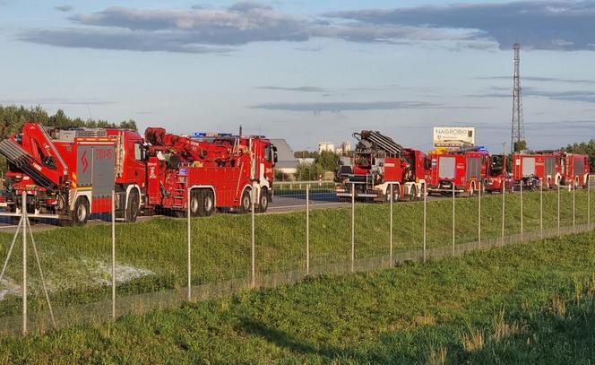 Poważny wypadek pod Kołbielą. Cysterna zderzyła się z samochodem osobowym. Doszło do gigantycznego wycieku paliwa