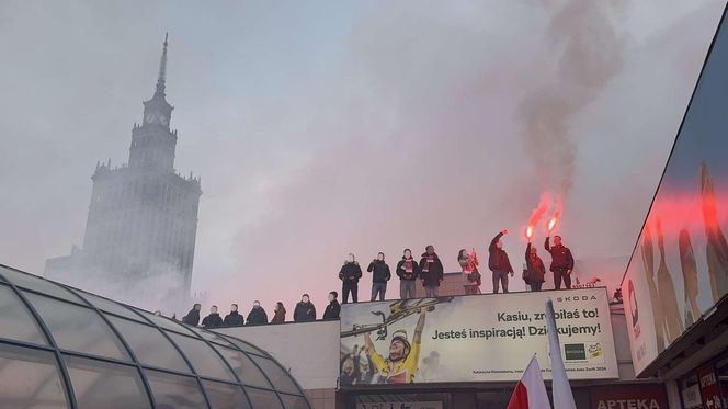 Uczestnicy Marszu Niepodległości weszli na przystanek autobusowy