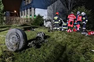 POWAŻNY WYPADEK w Nawojowej. Z samochodu  niewiele zostało. TRZY OSOBY w szpitalu