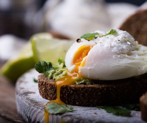 Ten przepis warto zapisać. Pyszne jajka w koszulkach z tym zielonym dodatkiem to hit 