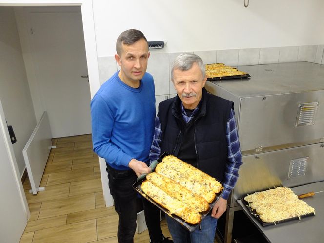 Kultowe zapiekanki z Biłgoraja. Przez 30 lat nic się nie zmieniło w recepturze. "Pachną i smakują tak jak wtedy"