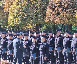 Uroczyste zakończenie szkolenia policyjnego w Katowicach. Ponad 200 nowych policjnatów