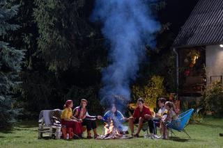 Barwy szczęścia odc. 1986. Oliwka (Wiktoria Gąsiewska), Justin (Jasper Sołtysiewicz), Magda (Natalia Sierzputowska), Mia (Maria Ruddick), Igor (Natan Gudejko)