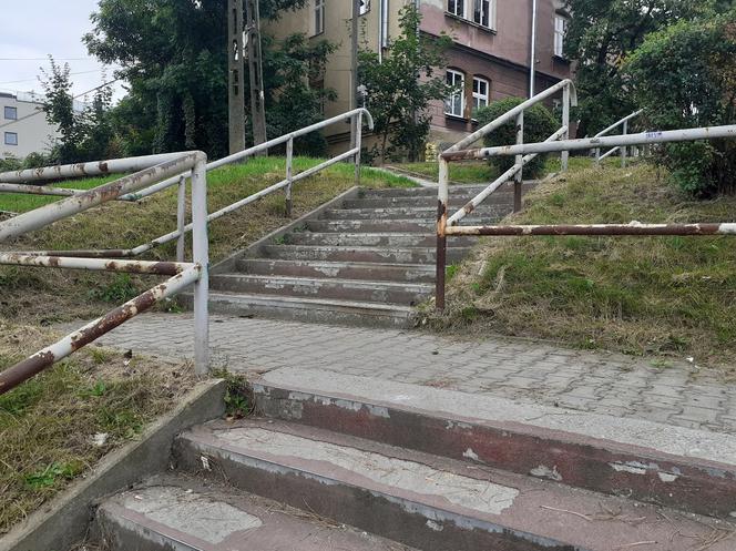 Koniec połamanych betonowych płyt i zardzewiałych barierek. Schody idą do remontu 