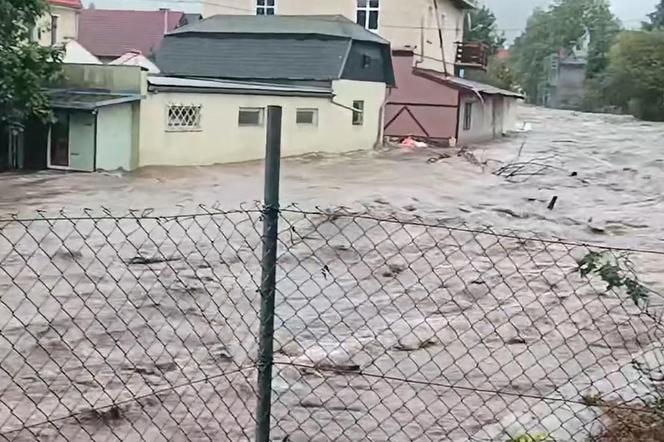 Lądek Zdrój i Stronie Śląskie zalewa woda. Dramatyczna sytuacja mieszkańców 