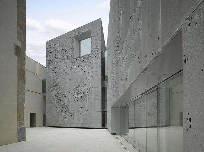 Dziedziniec między starą częścią muzeum San Telmo a nowym skrzydłem. Fot. ©Ronald Halbe, materiały prasowe Mies van der Rohe Award 2013