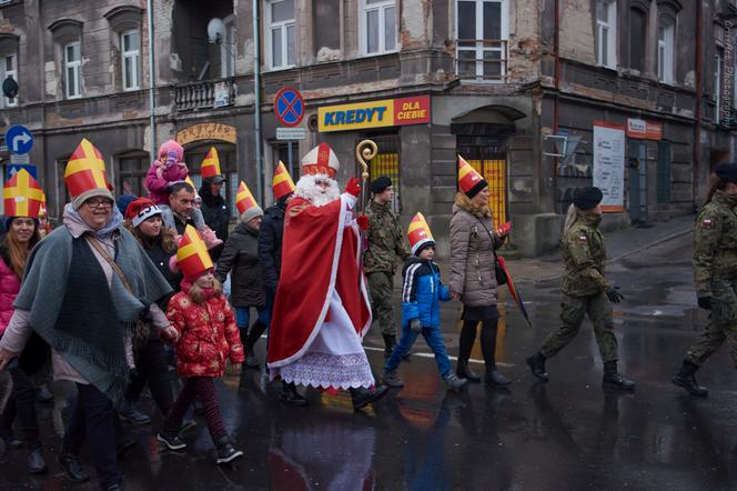 Setki Mikołajów w centrum miasta. Orszak św. Mikołaja w Lublinie