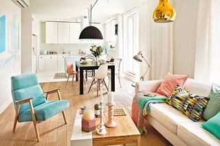 Dwupoziomowe mieszkanie w pastelach. Elegancki apartament tuż obok płockiej starówki