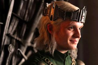 Tom Glynn-Carney jako król Aegon II Targaryen.